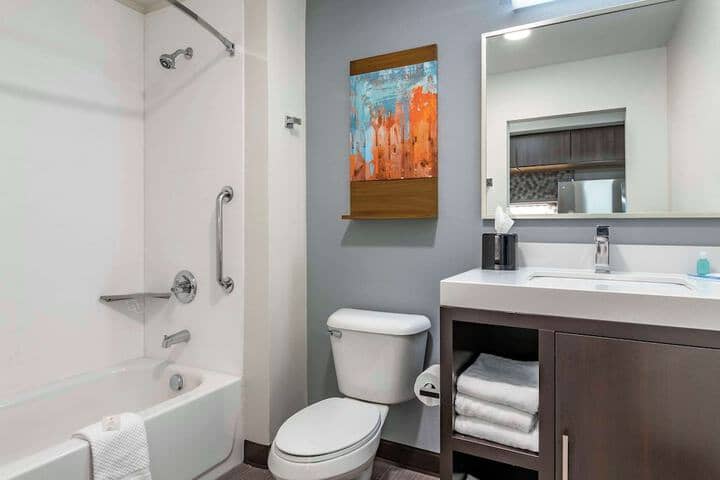 Room 10 of 28