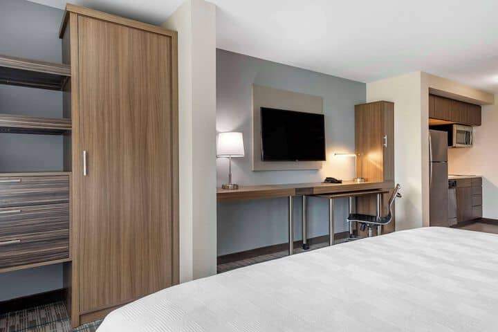 Room 6 of 28